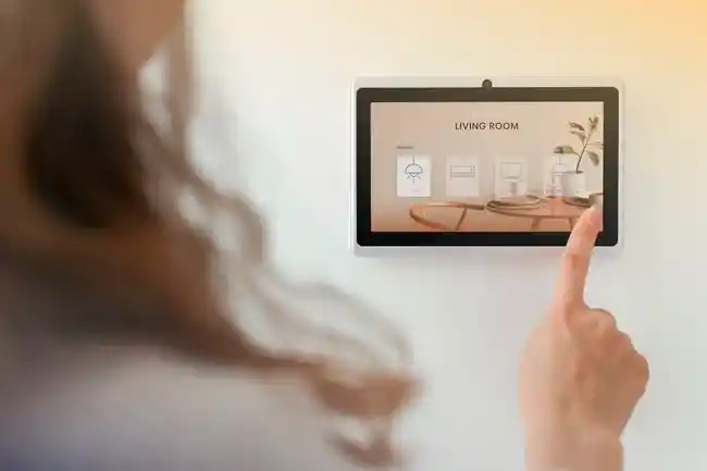 Pannello controllo casa intelligente vs interruttori tradizionali