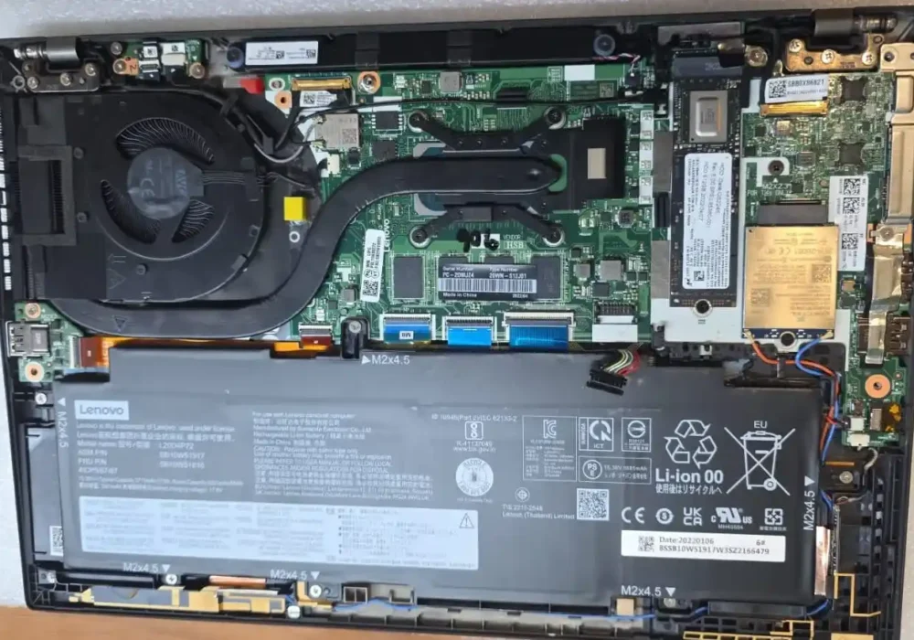 Tecnico Computeria mentre esegue diagnosi preventiva su notebook
