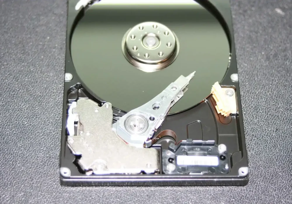 Hard disk caduto a terra non funziona: Immagine che evidenzia un hard disk caduto a terra